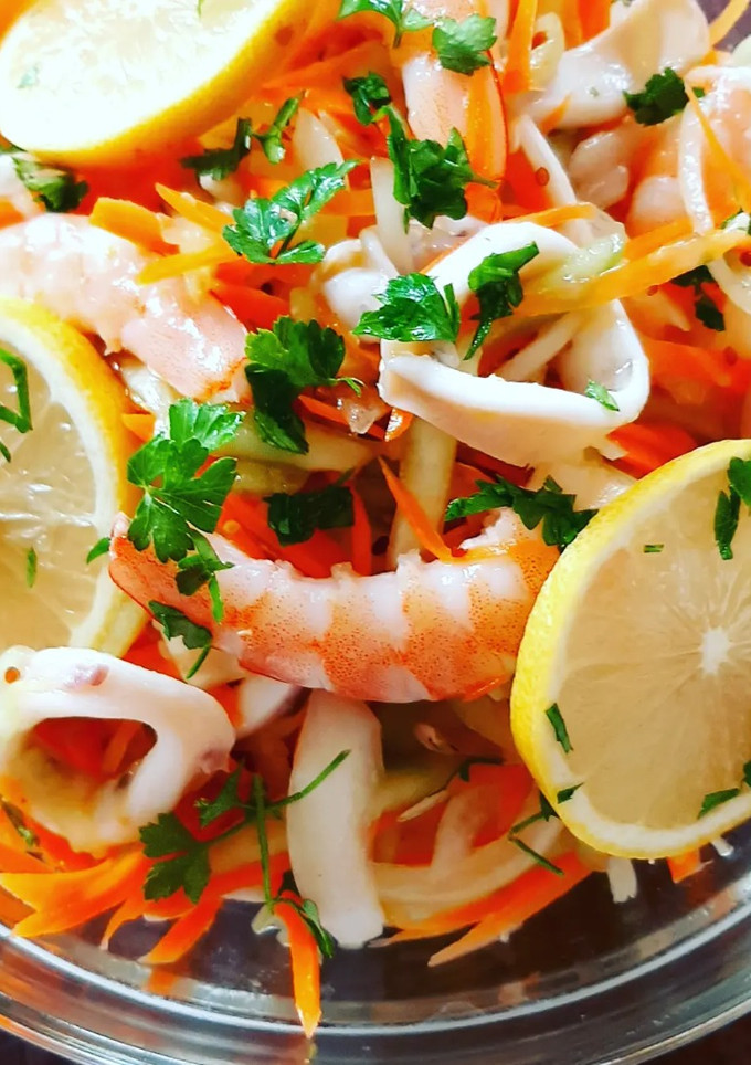 Una foto de Ensalada de calamar y langostinos con mostaza y miel