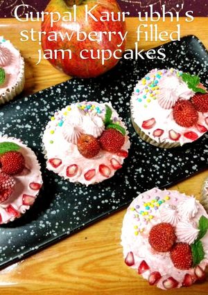 A picture of Strawberry filled jam cupcakes 🧁🍓.