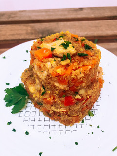 Una foto de Salteado de quinoa con pavo y verduras al curry 🥘