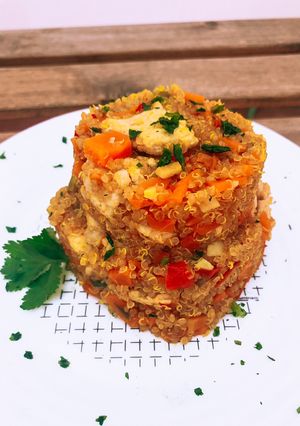 Foto principal de Salteado de quinoa con pavo y verduras al curry 🥘