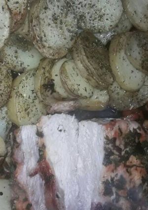 Una foto de Bondiola al horno con papas y más