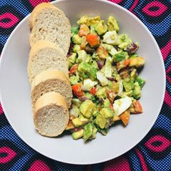A picture of Avocado salad and baguette slices.