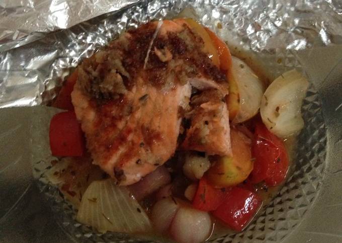 Salmon dengan ratatouille sederhana