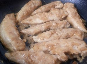 Una foto de Solomillo de pollo al ajo