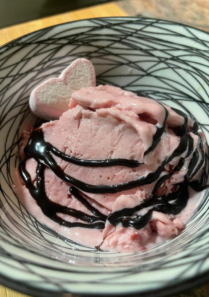 Una foto de Helado de fresas a la crema 🍓 🍦