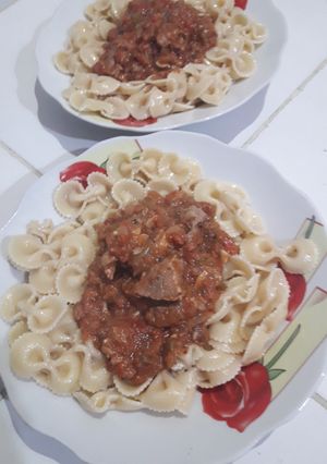 Una foto de Peceto en salsa con fideos moñitos