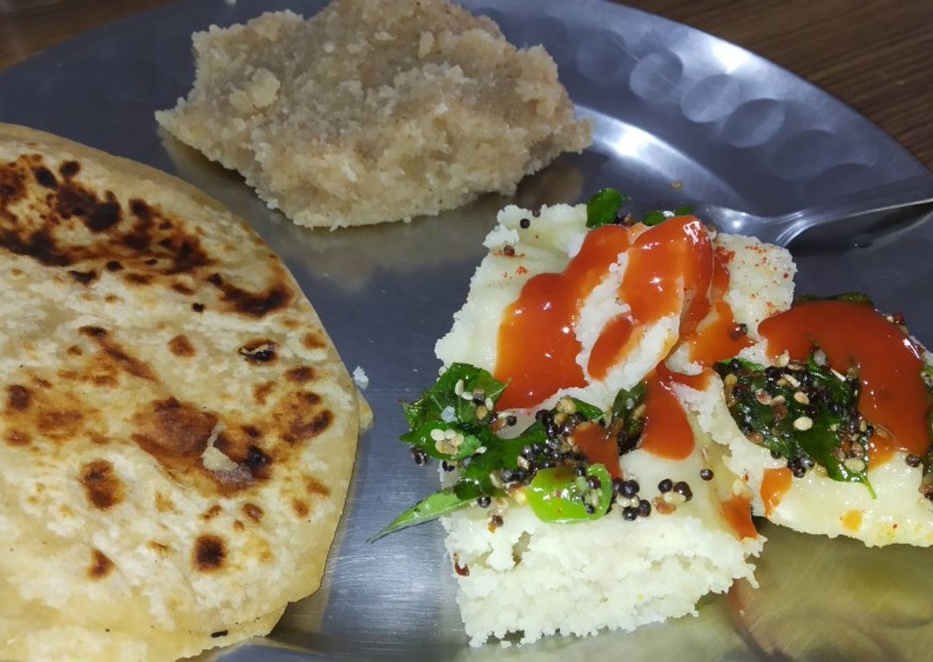 Khaman dhokhla, suji halwa aur parathe