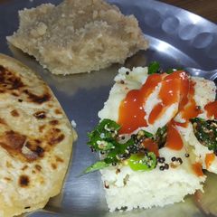 A picture of Khaman dhokhla, suji halwa aur parathe.