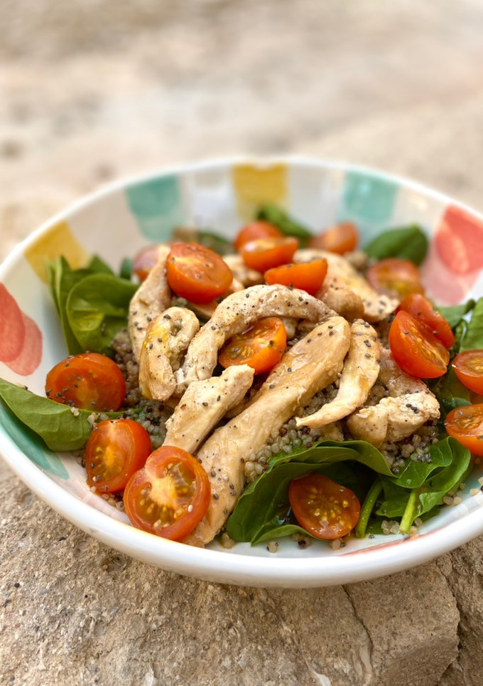 Una foto de Ensalada de espinacas, quinoa y pollo con salsa de miel y mostaza
