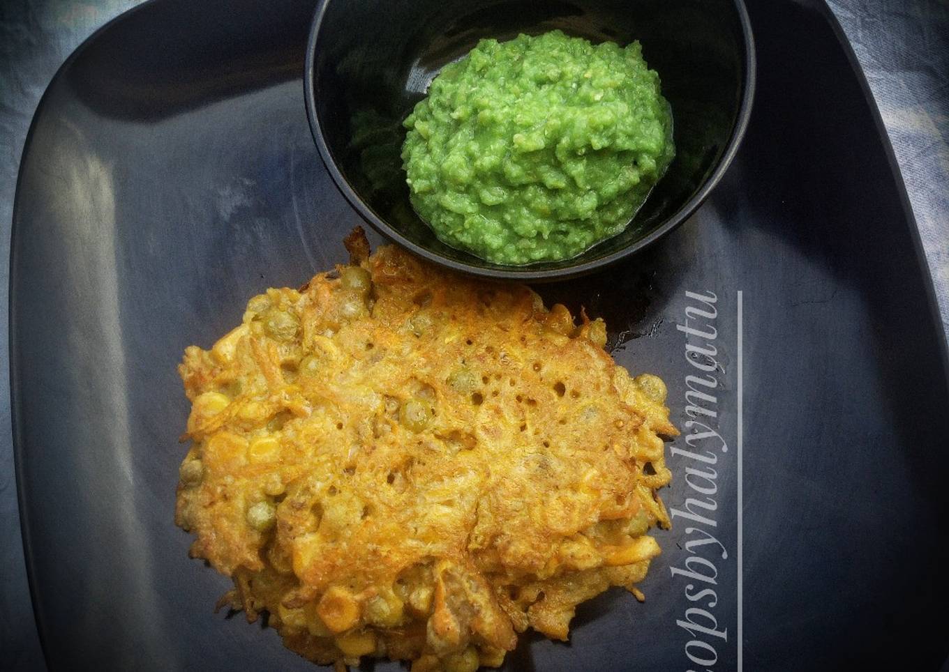 Vegetable pancakes with peanut chutney