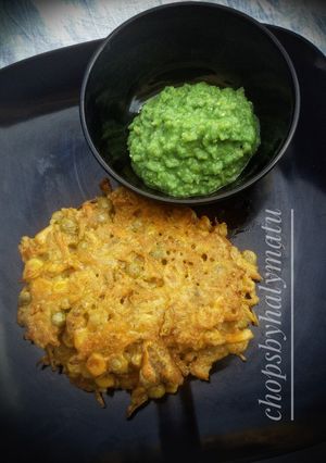 A picture of Veggies pancake with green pea chutney.
