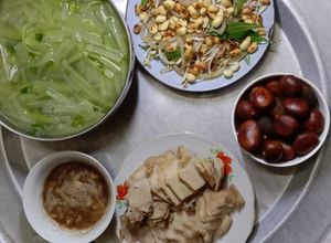 Hình của món Cơm nhà gồm có: canh bí xanh, nộm da heo, thịt luộc chấm mắm tôm.