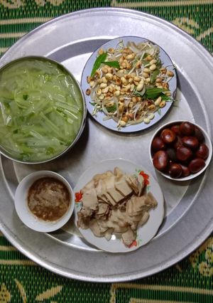 Hình của món Cơm nhà gồm có: canh bí xanh, nộm da heo, thịt luộc chấm mắm tôm.