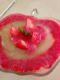 Postre fácil, rápido, no muy dulce con frutilla en salsa