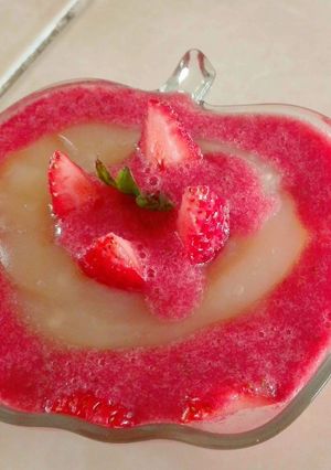 Una foto de Postre fácil, rápido, no muy dulce con frutilla en salsa