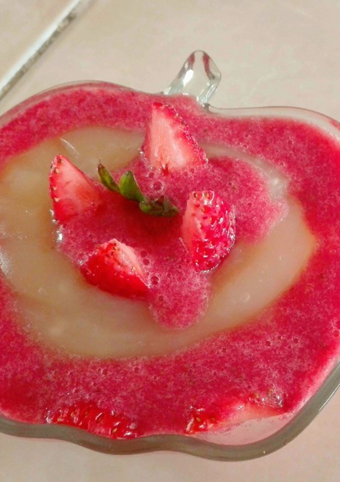 Una foto de Postre fácil, rápido, no muy dulce con frutilla en salsa