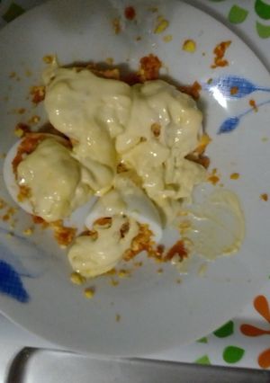 Una foto de Huevos rellenos de...Farinato, con cubierta de mahonesa