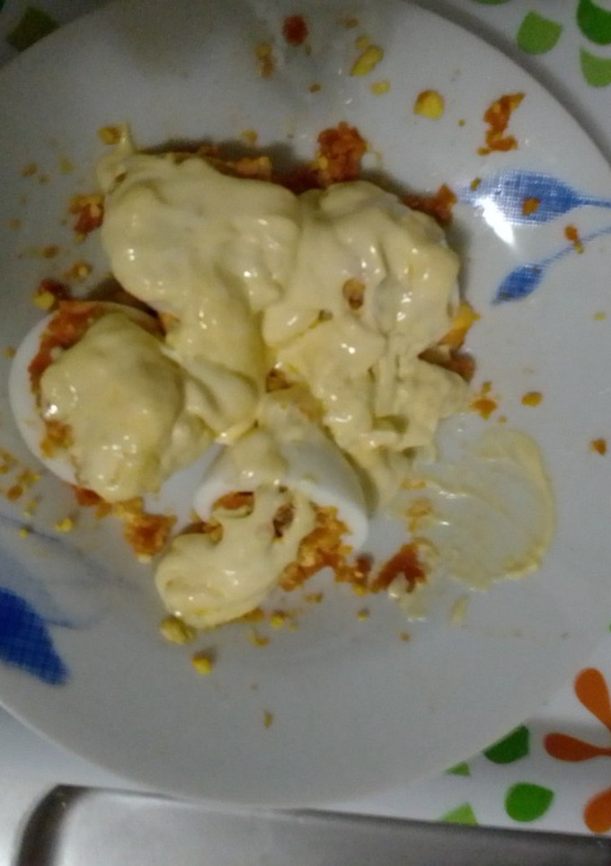 Una foto de Huevos rellenos de...Farinato, con cubierta de mahonesa