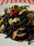 Spaghetti di pasta fresca con nero di seppia e vongole lupino