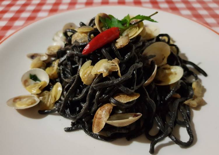 Steps to Prepare Any-night-of-the-week Spaghetti di pasta fresca con nero di seppia e vongole lupino