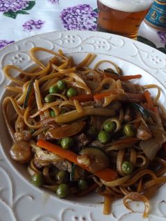 Una foto de Wok de tallarines, carne y verduras
