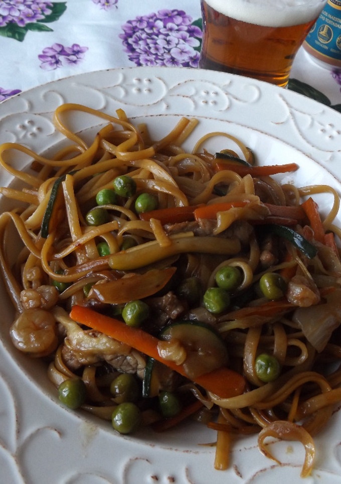 Una foto de Wok de tallarines, carne y verduras