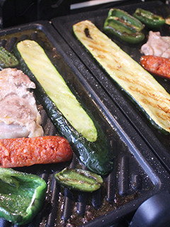 Una foto de Parrillada de verduras con pollo y chorizo