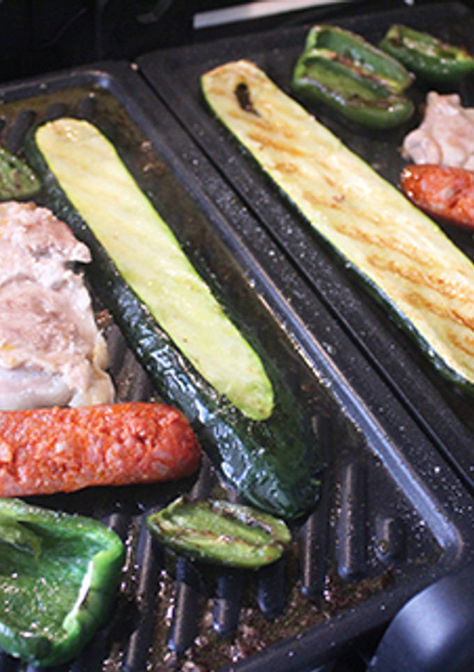 Una foto de Parrillada de verduras con pollo y chorizo