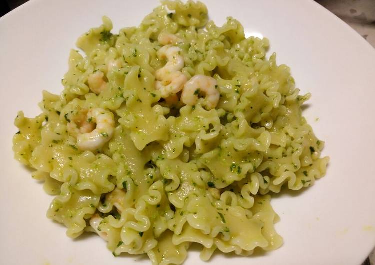 Steps to Prepare Any-night-of-the-week Pasta with zucchine pesto and prawns