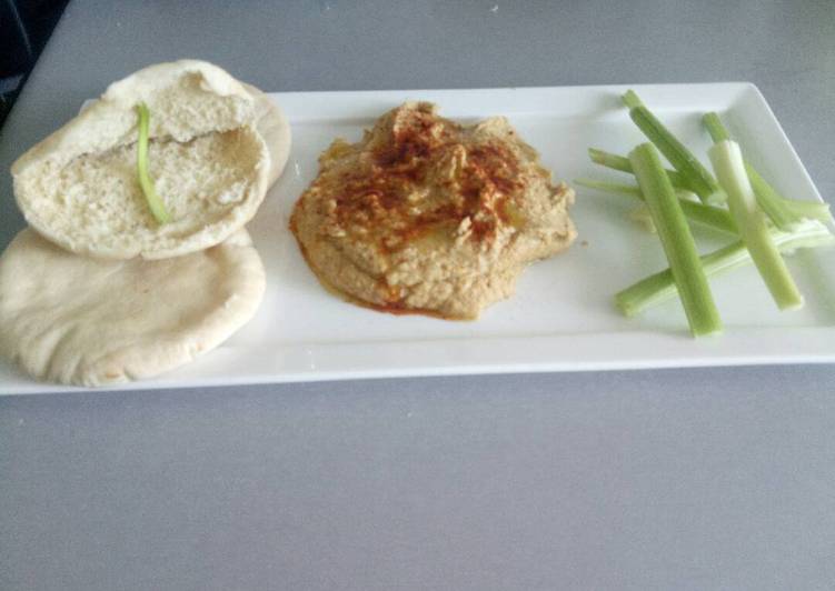 Hummus casi clásico, acompañado de pan de pita