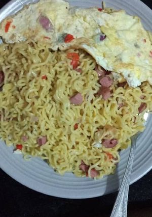 A picture of Noodles and omelette.