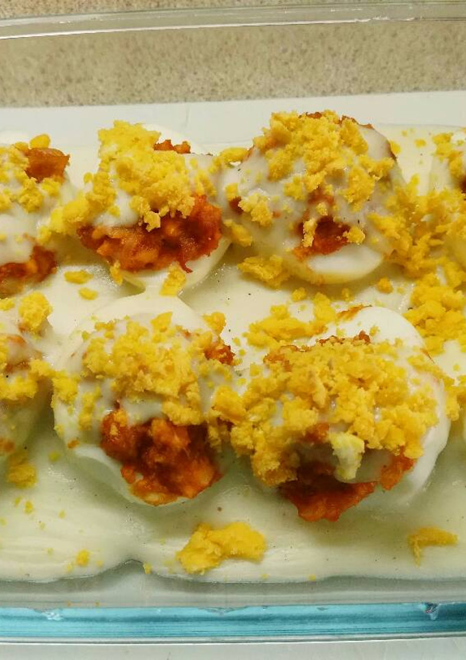 Una foto de Huevos rellenos de jamón y bechamel