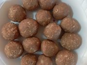 Una foto de trufas de galleta y leche condensada