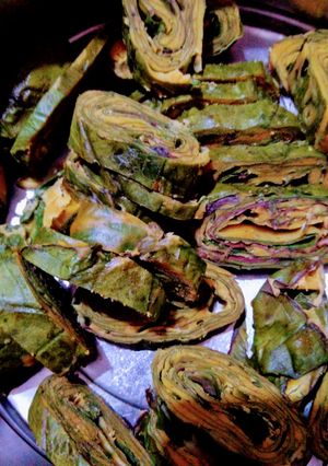 आळुवडी (aluvadi recipe in marathi) रेसिपी चे मुख्य फोटो 