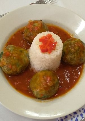 Una foto de Albóndigas de acelga con guarnición