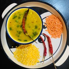 A picture of Piyaja sandha in Moong & Masoor Dal (Onion stalk in pink and green lentils).