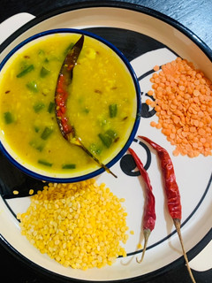 A picture of Piyaja sandha in Moong & Masoor Dal (Onion stalk in pink and green lentils).
