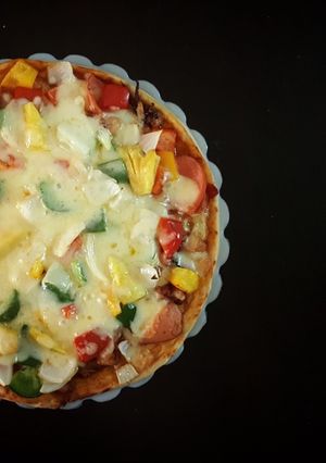 Hình của món Pizza đế mỏng giòn.