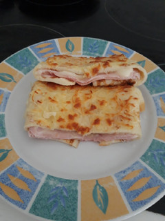 Una foto de Crepes relleno de jamón York y queso
