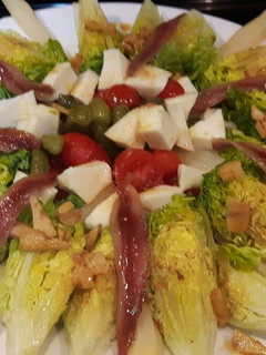 Una foto de Ensalada de cogollos y más
