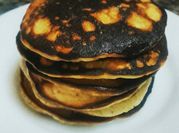 Una foto de desayuno con pancake de banano