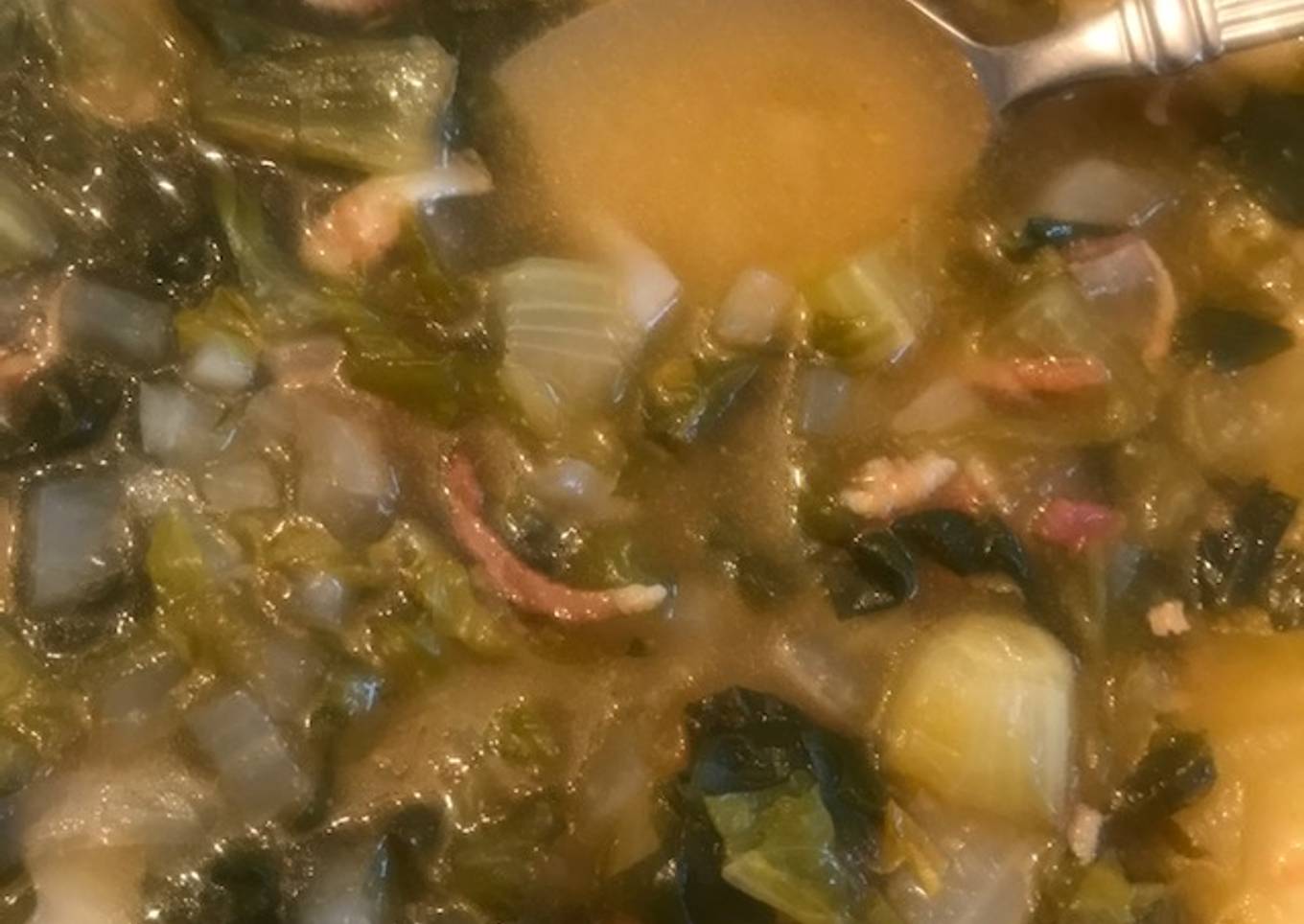 Sopa de lechuga con tocino