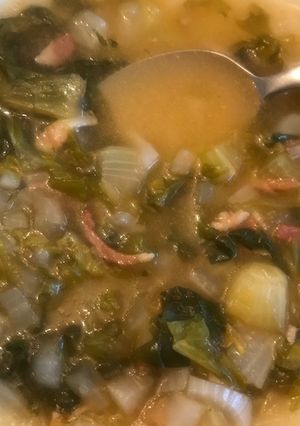 Una foto de Sopa de lechuga con tocino