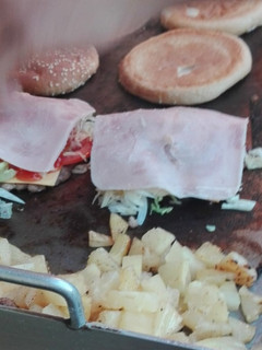 Una foto de Hamburguesas hawaianas a la plancha