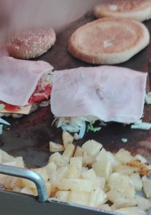 Una foto de Hamburguesas hawaianas a la plancha