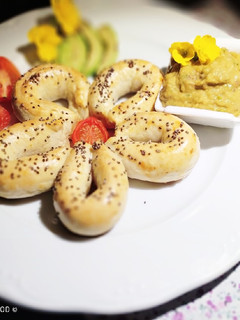 Una foto de Hojaldre de salchicha con guacamole