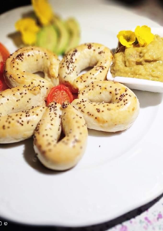 Una foto de Hojaldre de salchicha con guacamole