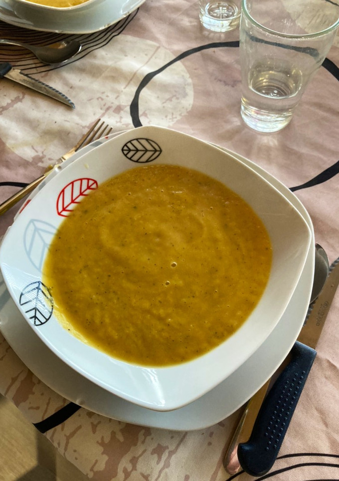 Una foto de Crema de verduras sin nata, ni polvos, ni caldos prefabricados y rica rica 😋
