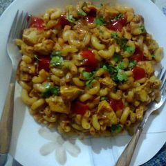 A picture of Spicy chicken macaroni.