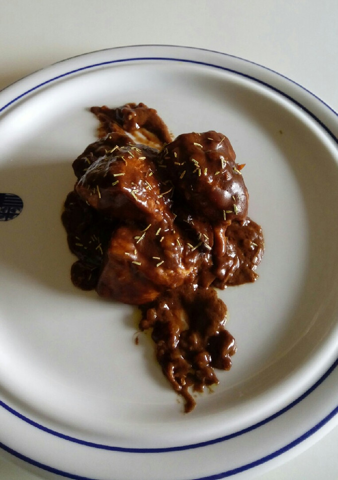 Una foto de Pechuga de pollo en salsa de chocolate